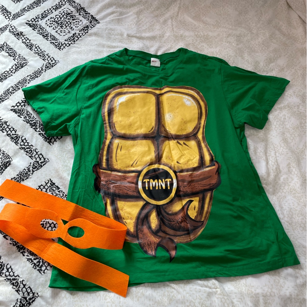 Men’s Ninja Turtle shirt and mask - Sized XL
